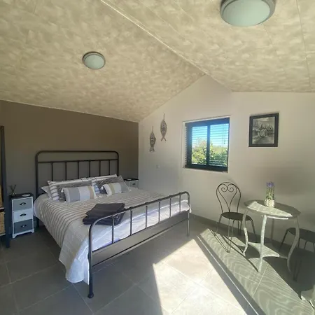 Olisios, Priate In Beautiful Countryside Location
